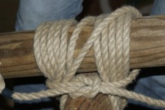 Brug sjorren met vreemde sjorringen (Japanse kruissjorring, enz.)